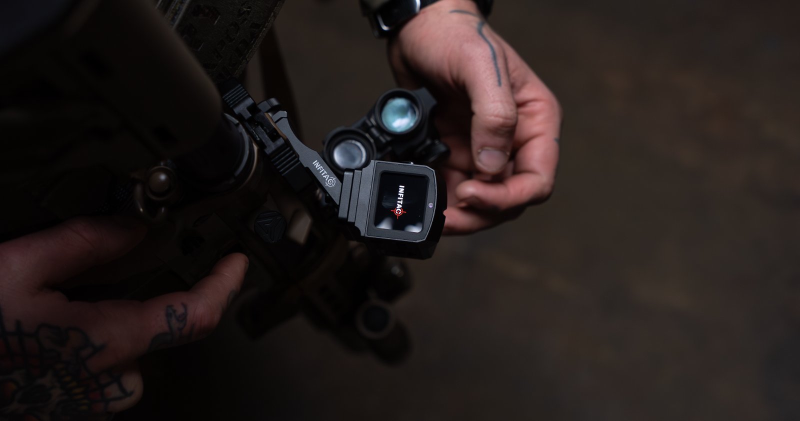 Hands holding a pistol with Thermal Pistol Sights Fast Mini FML19, showcasing its compact digital reticle